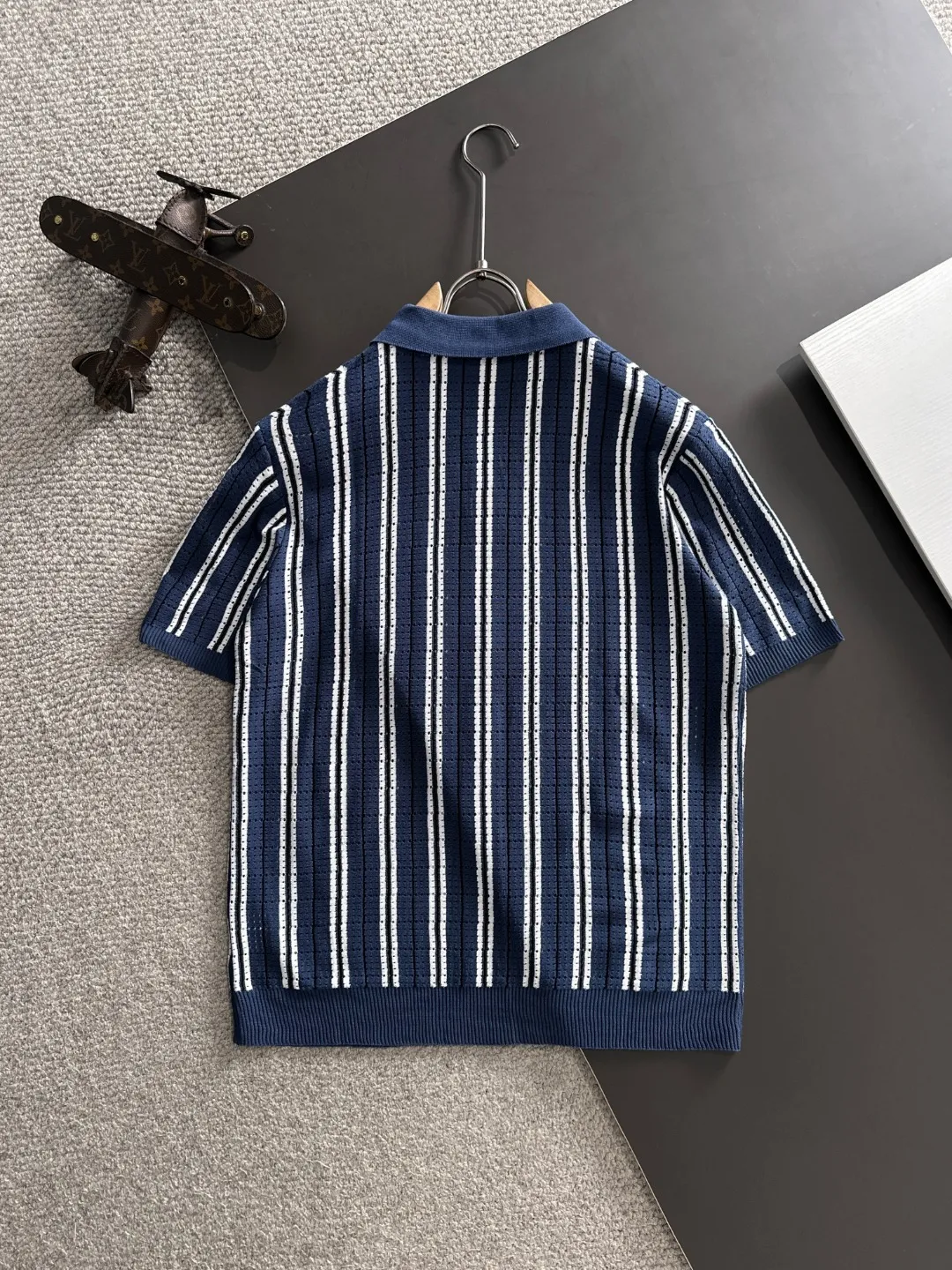 Next day shipment P300 High quality Big Goose 2025 autumn and winter new men's lapel short-sleeved T-shirt Made of combed cotton yarn knitted cotton fabric, pure cotton high-weight special yarn, it feels full of weight when weighed, and the upper body is more textured than ordinary T-shirts. This texture can cope with the weather easily and is suitable for both hot and cold! The pattern on the chest adopts three-dimensional embroidery technology, and is perfectly produced stitch by stitch with reference to the original version! Loose fit design, looks noble. Size: M to XXXL